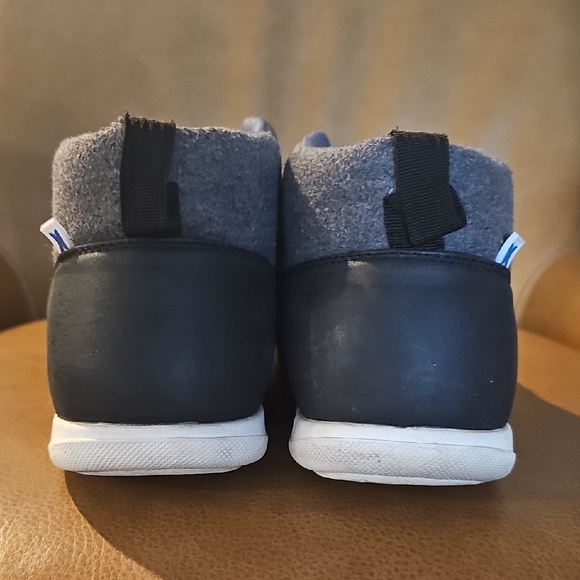 Hurley Gray and Black Chukka Boots Sleek Modern Design - Picture 4 of 6